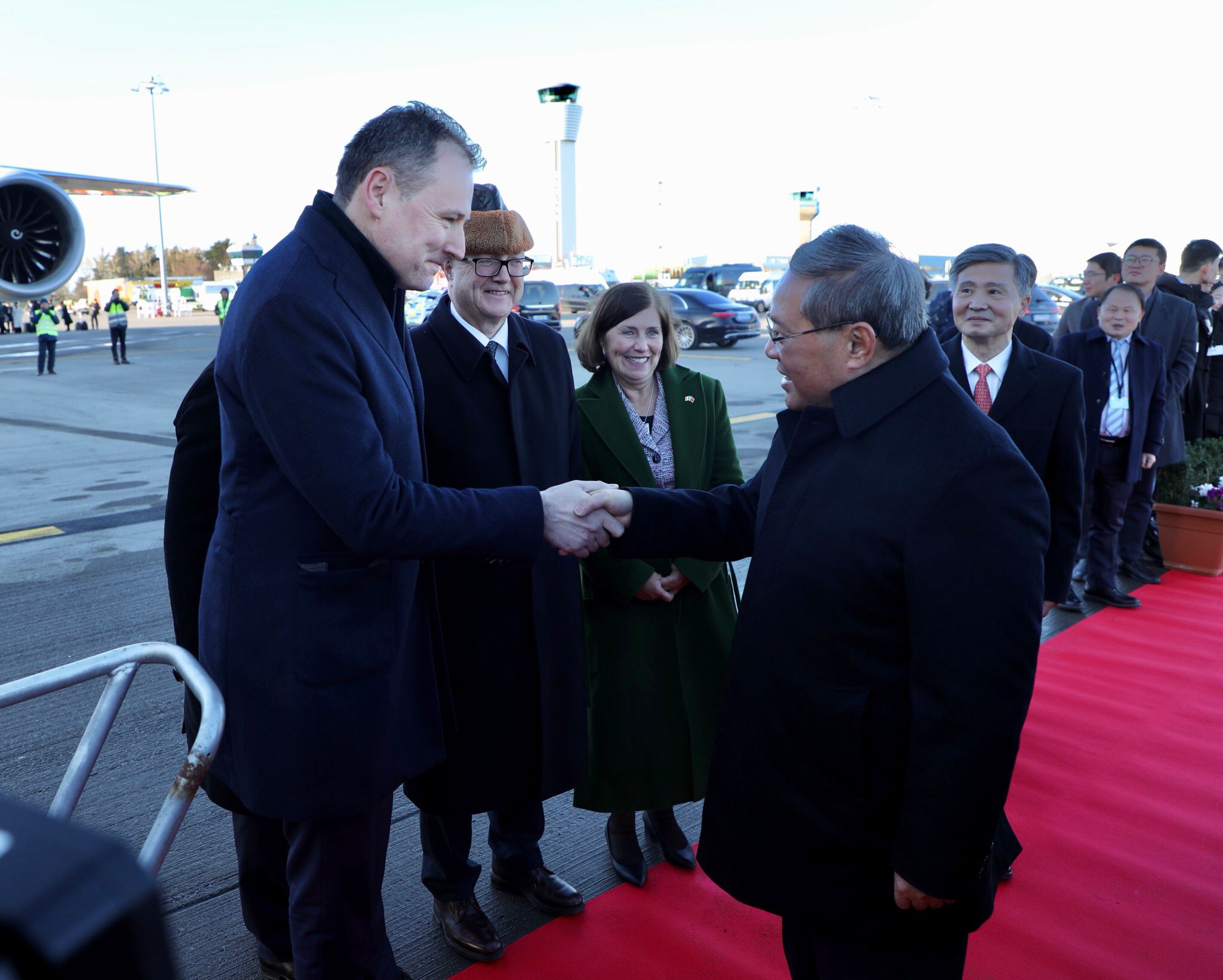 4. Minister for Agriculture Food and the Marine, Charlie McConalogue T.D. with Chinese Premier Li Qiang as he departs from Dublin Airport.